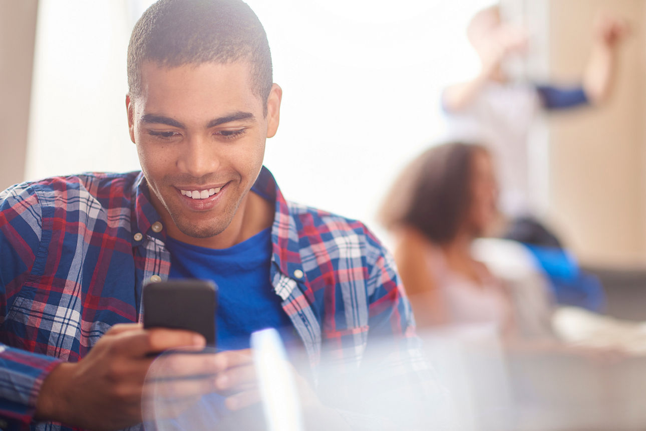 Junger Mann mit Handy in der Hand