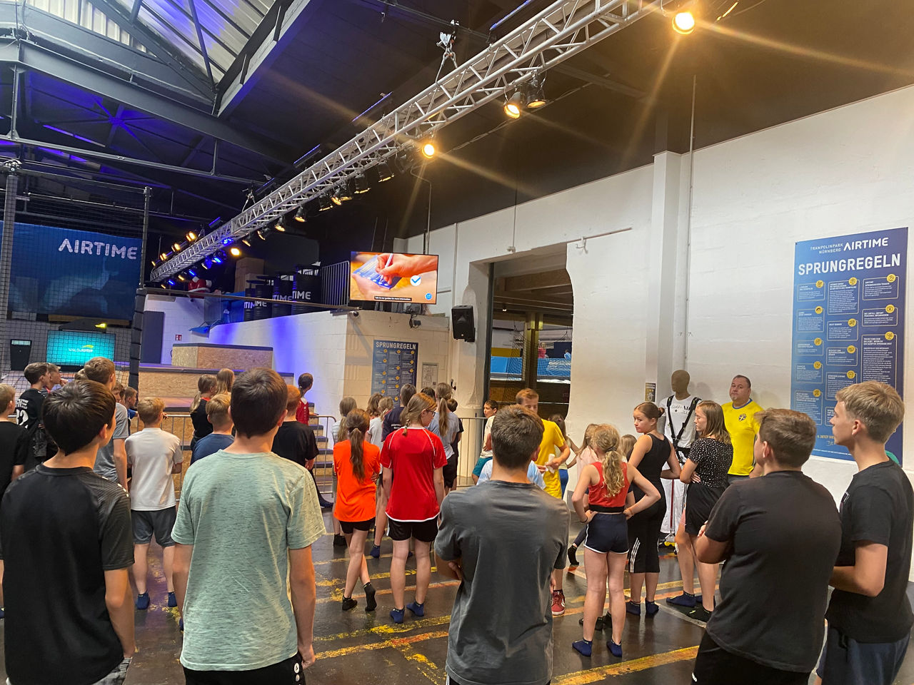Jugendliche stehen im Eingangsbereich eines Trampolinparks