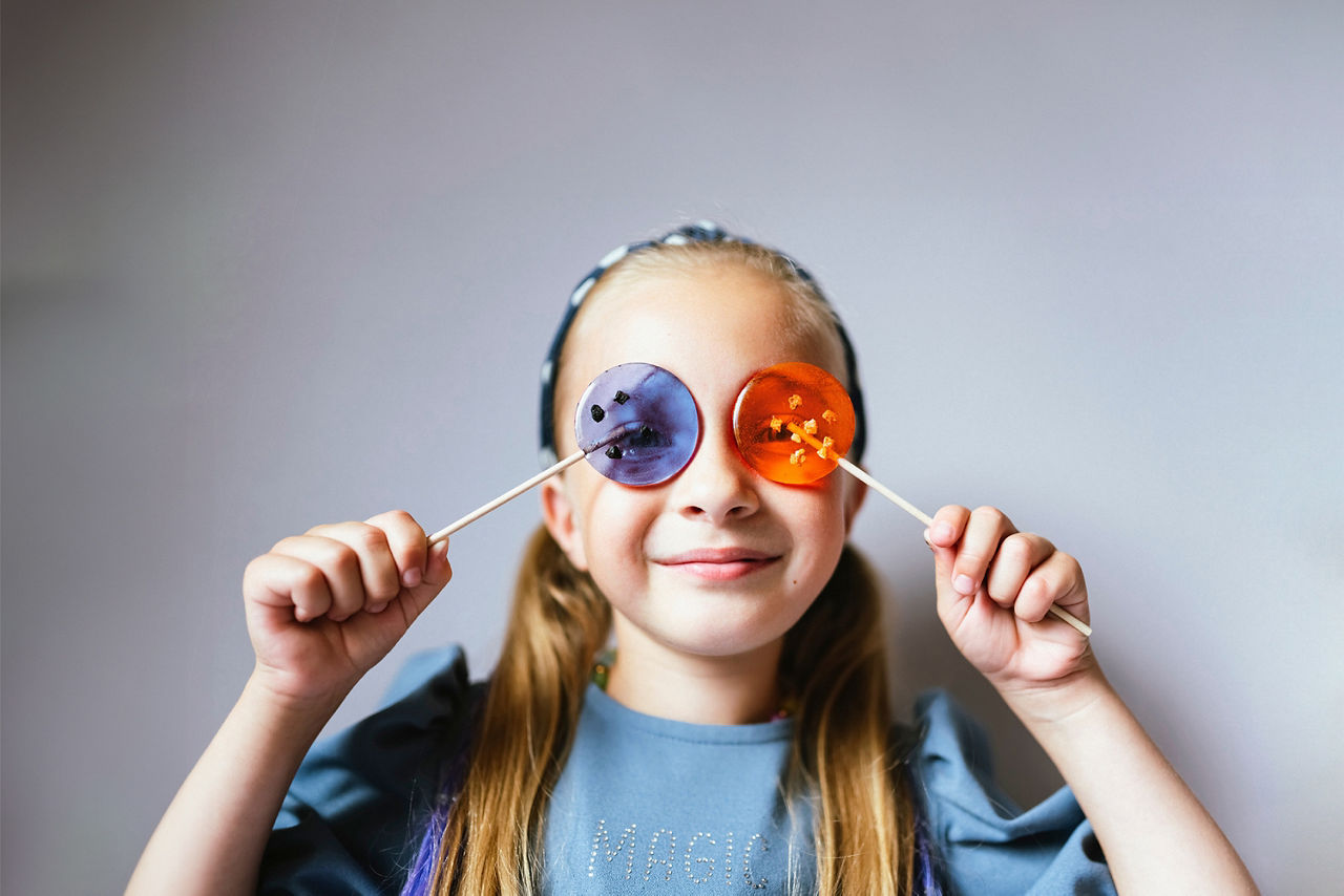 Kind mit 2 Lutschern als Brille