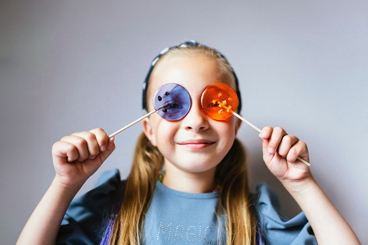 Kind mit 2 Lutschern als Brille