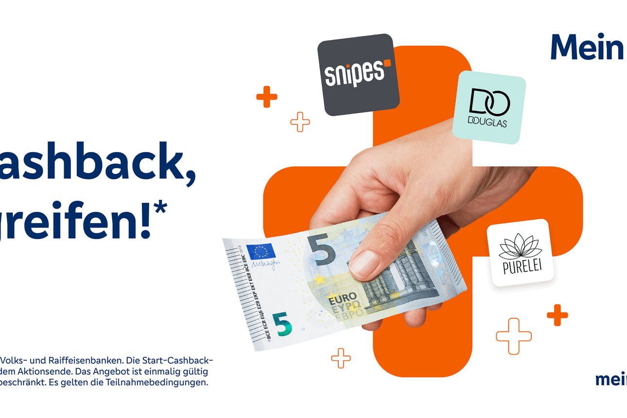 Ein Paar mit Waren auf dem Arm beim Einkauf in einem Geschäft