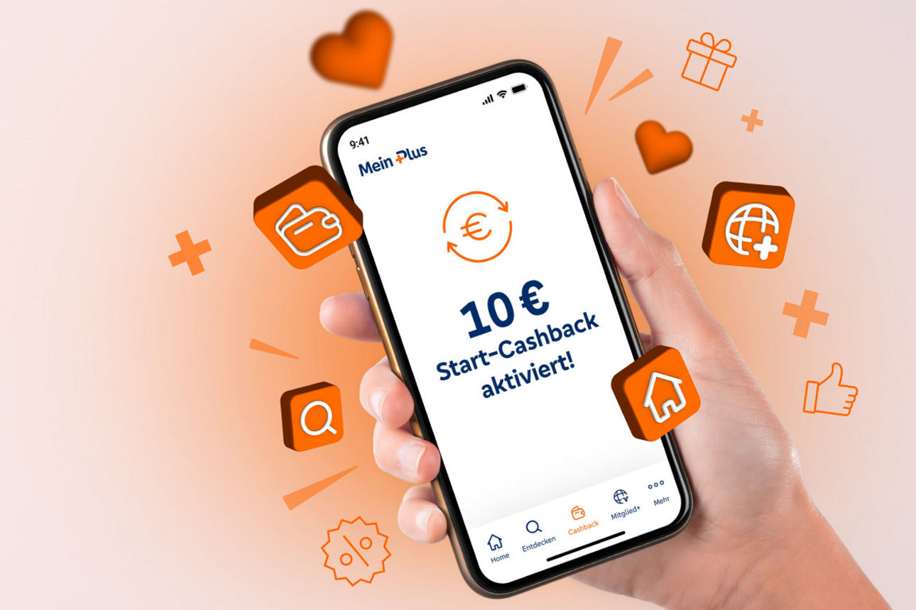 Eine Frau sitzt mit Laptop und Kaffee an einem Tisch und hält ihre goldene girocard in den Händen