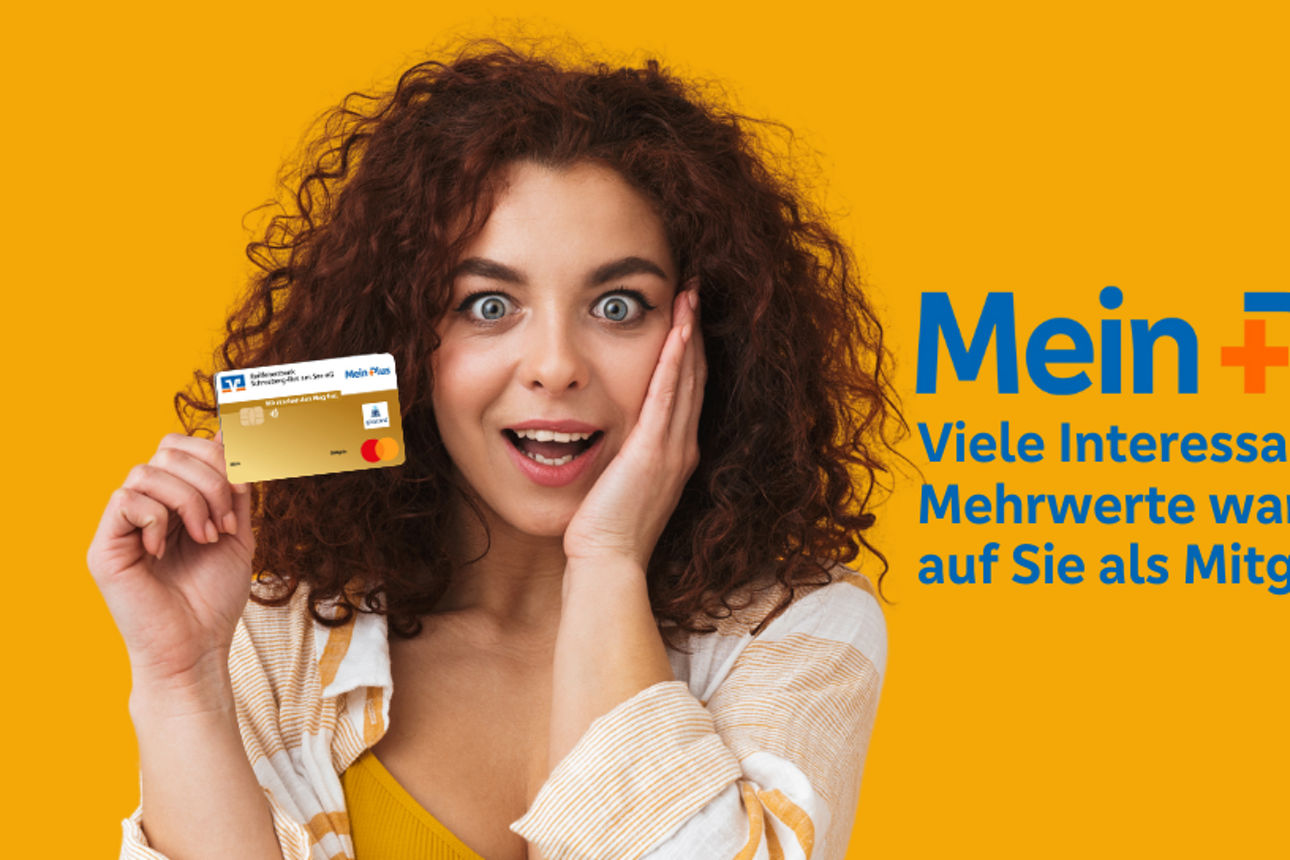 Frau die erstaunt eine goldene debitcard in der Hand hält