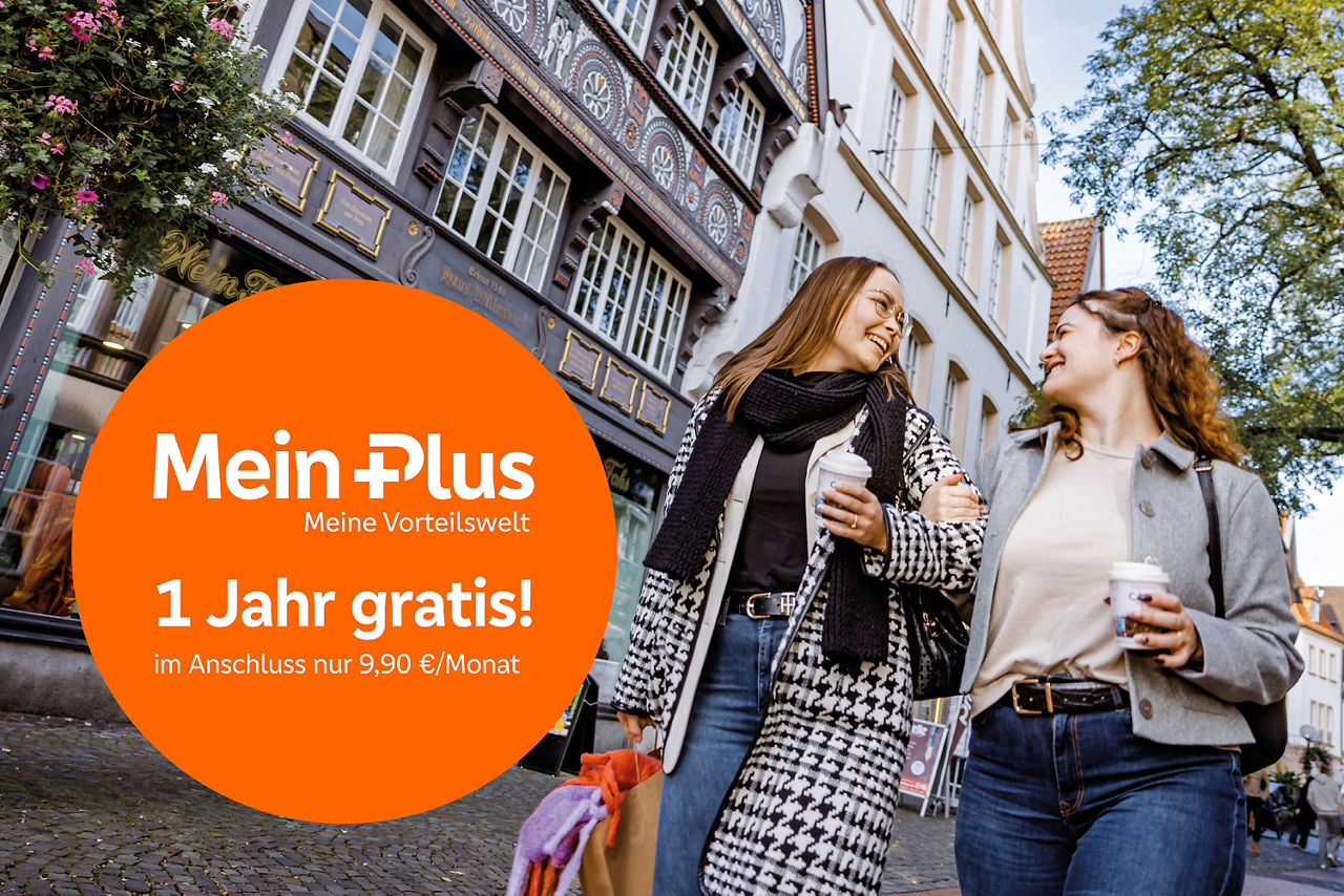 Zwei Frauen, die mit mehreren Taschen durch eine Altstadt laufen. Ein Kreis mit der Aufschrift: "MeinPlus 1 Jahr Gratis" 