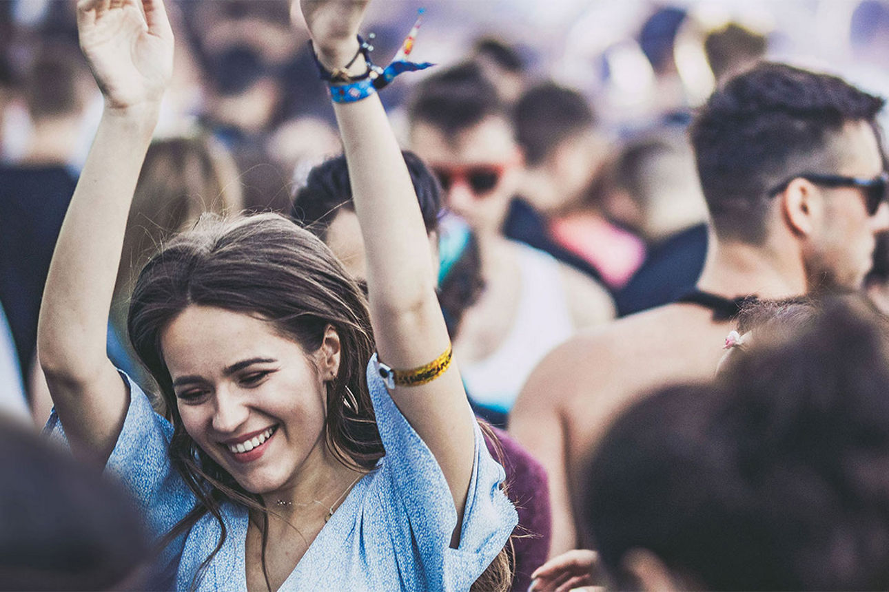 Feiernde Menschen auf einem Festival