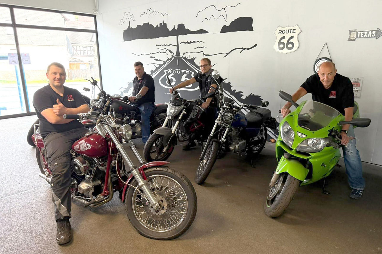 Vier lachende Männer auf Motorräder