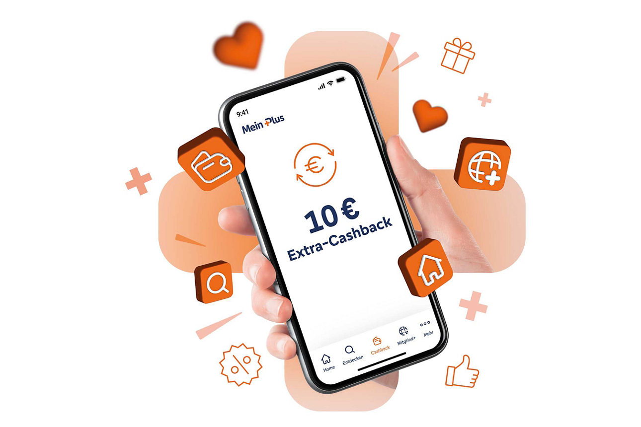 Hand hält ein Smartphone mit der MeinPlus-App im Hintergrund ein orangenes Plus mit orangenen Icons umrahmt.