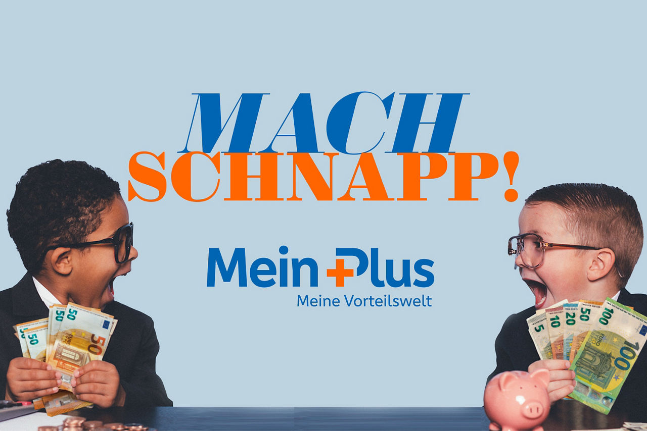 zwei junge Burschen in Anzügen, die beide Geld in der Hand halten und aufgeregt lächeln.