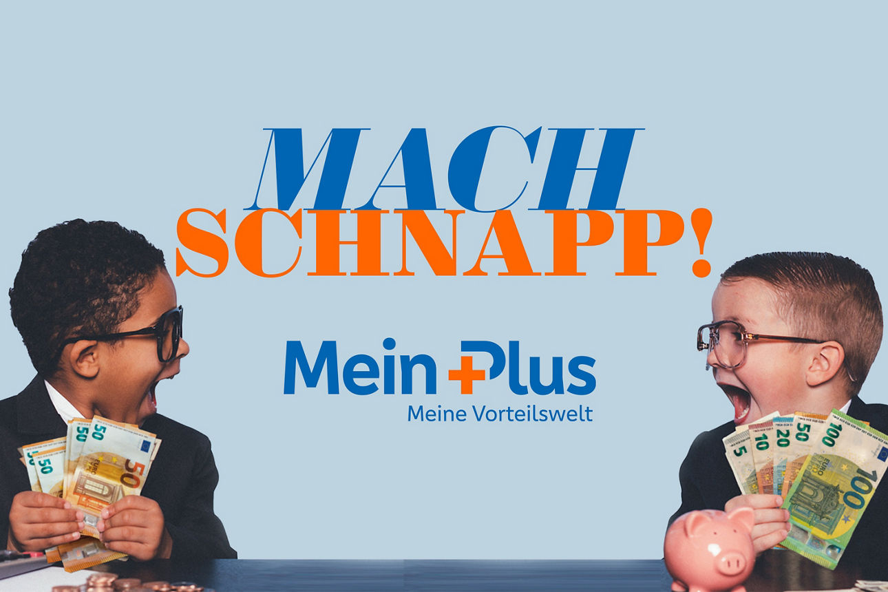 Zwei junge Burschen in Anzügen, die beide Geld in der Hand halten und aufgeregt lächeln.