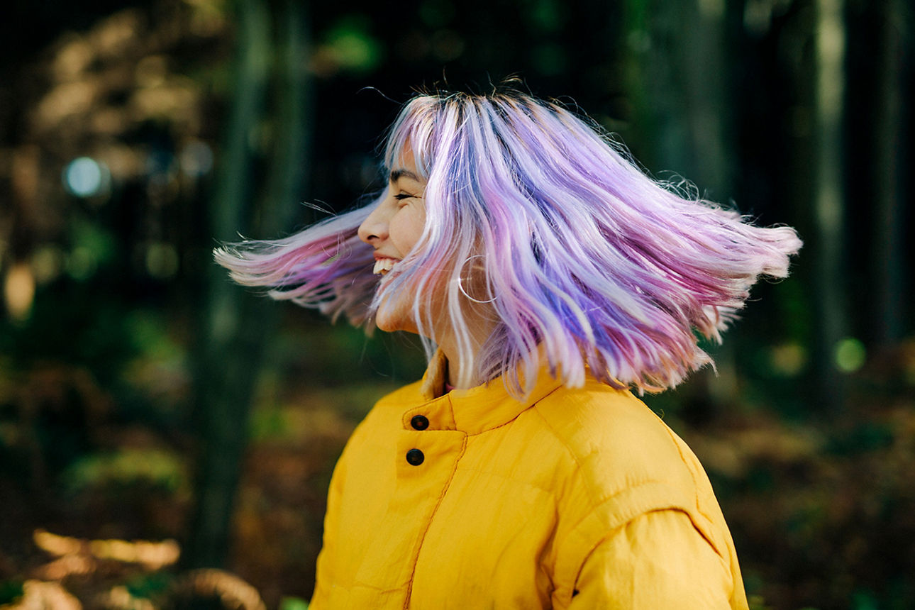 Mädchen mit bunten Haaren