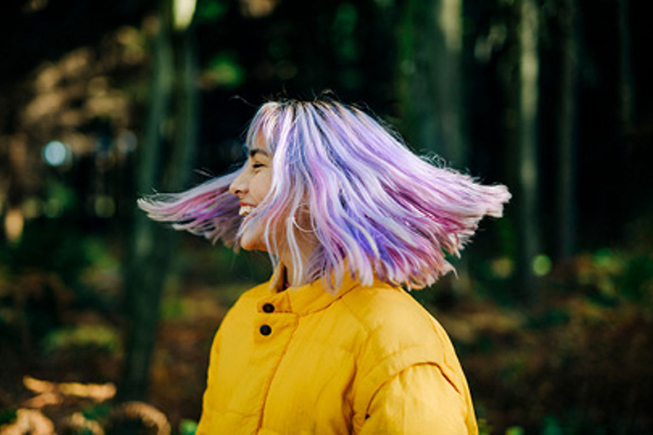 Mädchen mit bunten Haaren