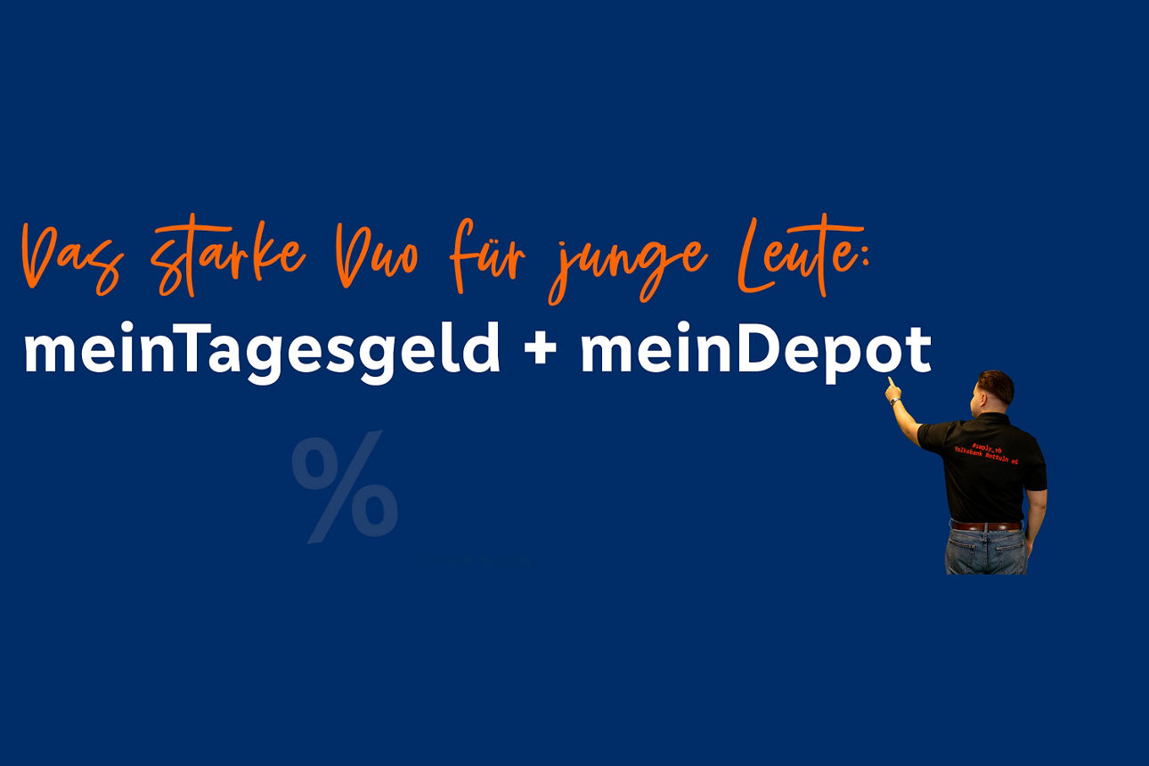 Ein Mann zeigt auf die Aussage im Bild: "Das starke Duo für junge Leute: Tagesgeld + meinDepot"