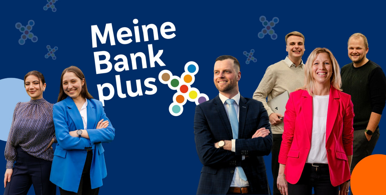 Mitarbeiter der Bank vor dem Meine Bank plus X Logo