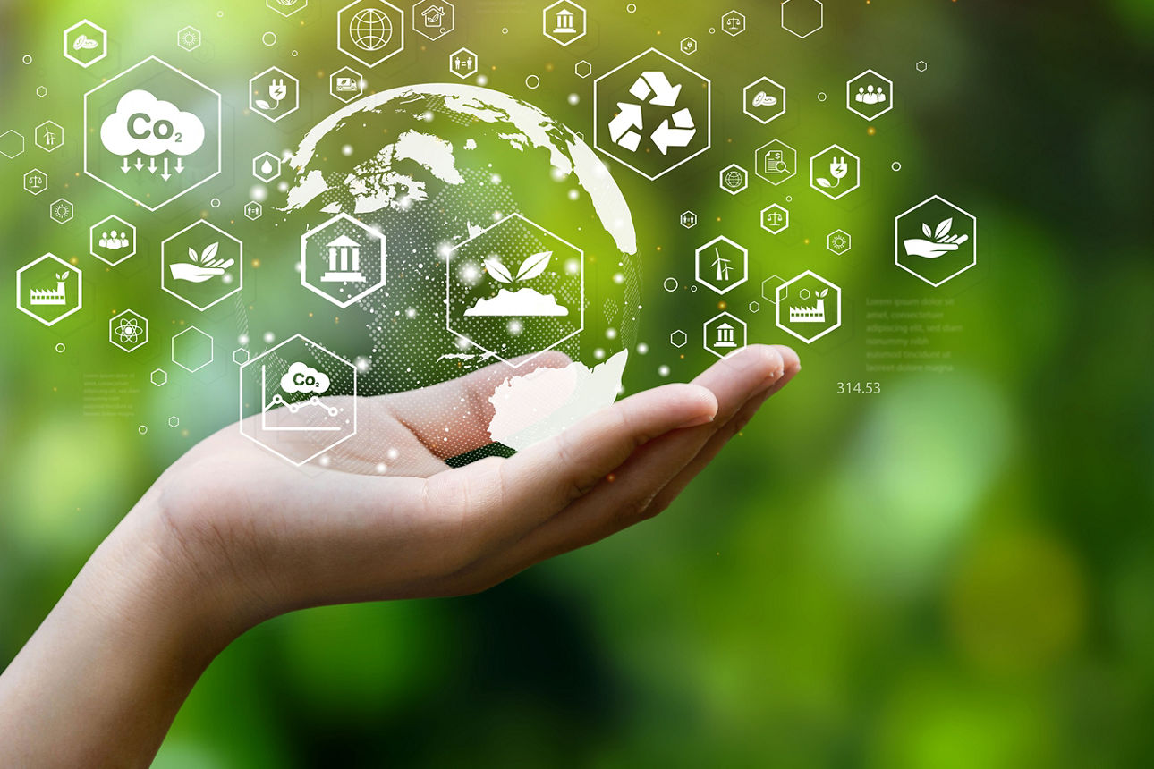 Hand im Grünen hält diverse Nachhaltigkeits-Icons