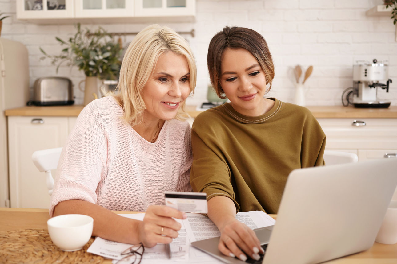 Zwei Frauen mit Laptop am Küchentisch