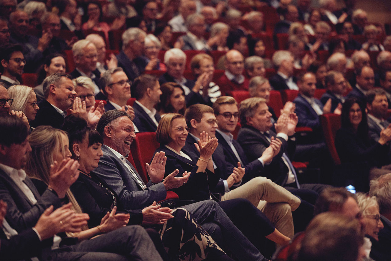 Kunden, Mitglieder und Mitarbeitenden der Bank sitzen im Stadttheater Lippstadt