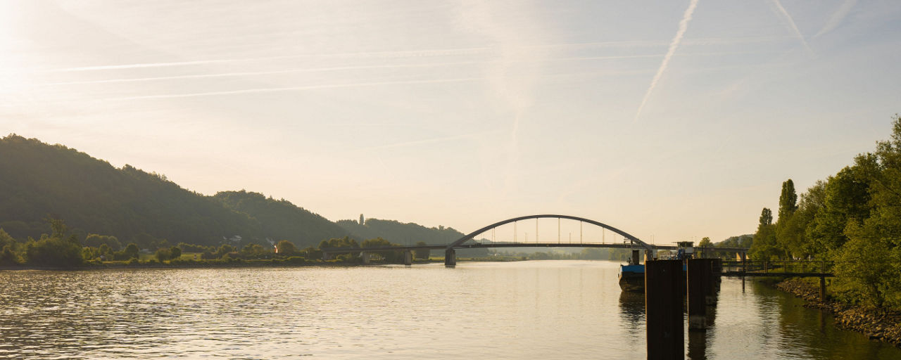 Donau mit Blick auf die Brücke