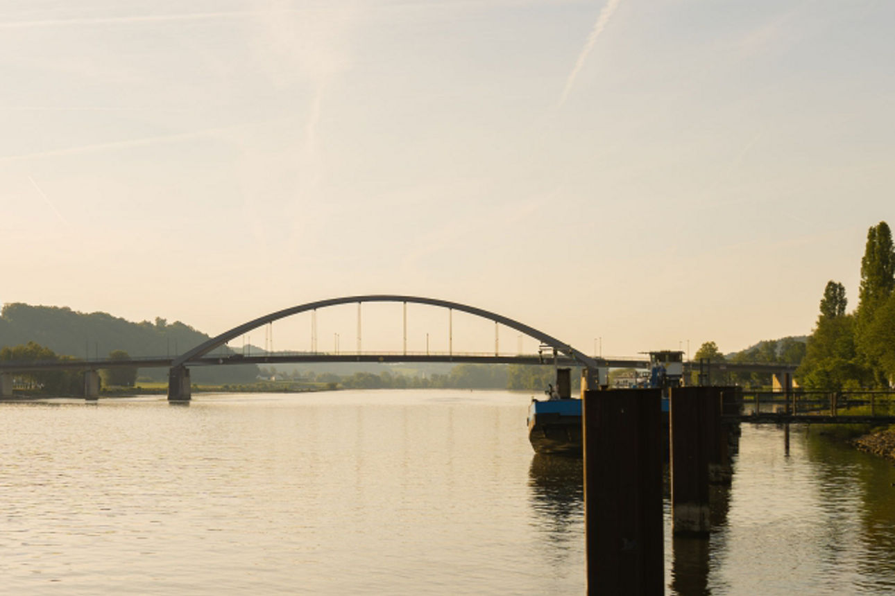 Donau mit Blick auf die Brücke