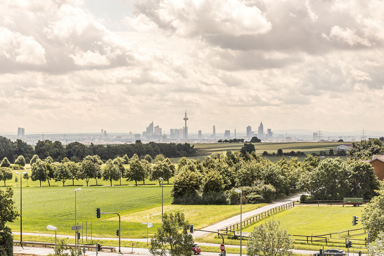 Abbildung zeigt Blick von Meine Bank aus auf die Skyline von Frankfurt