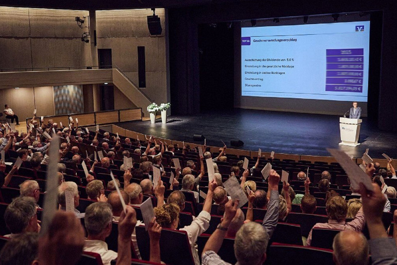 Unsere Vertreter sitzen in den Rängen der Stadthalle und stimmen ab