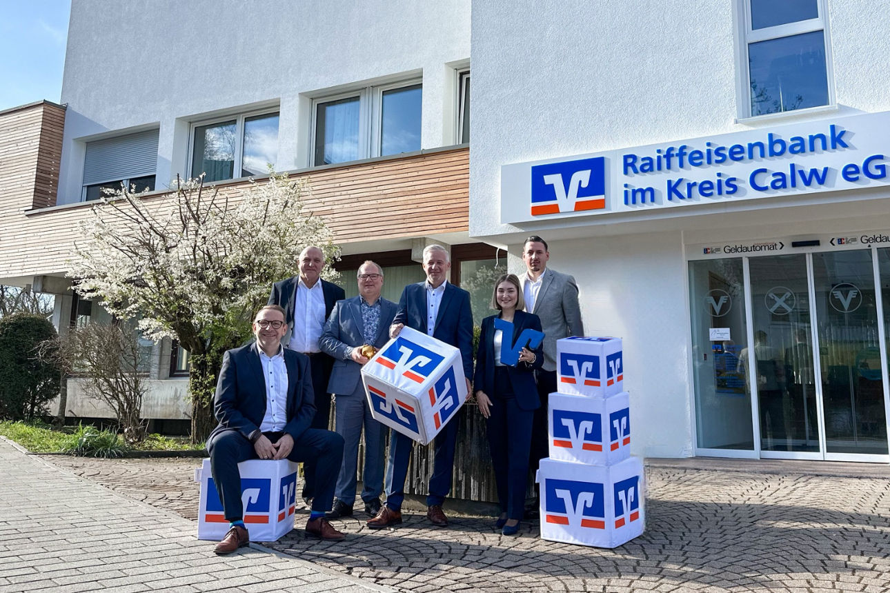 Zwei kleine Mädchen sitzen in einem Anhänger