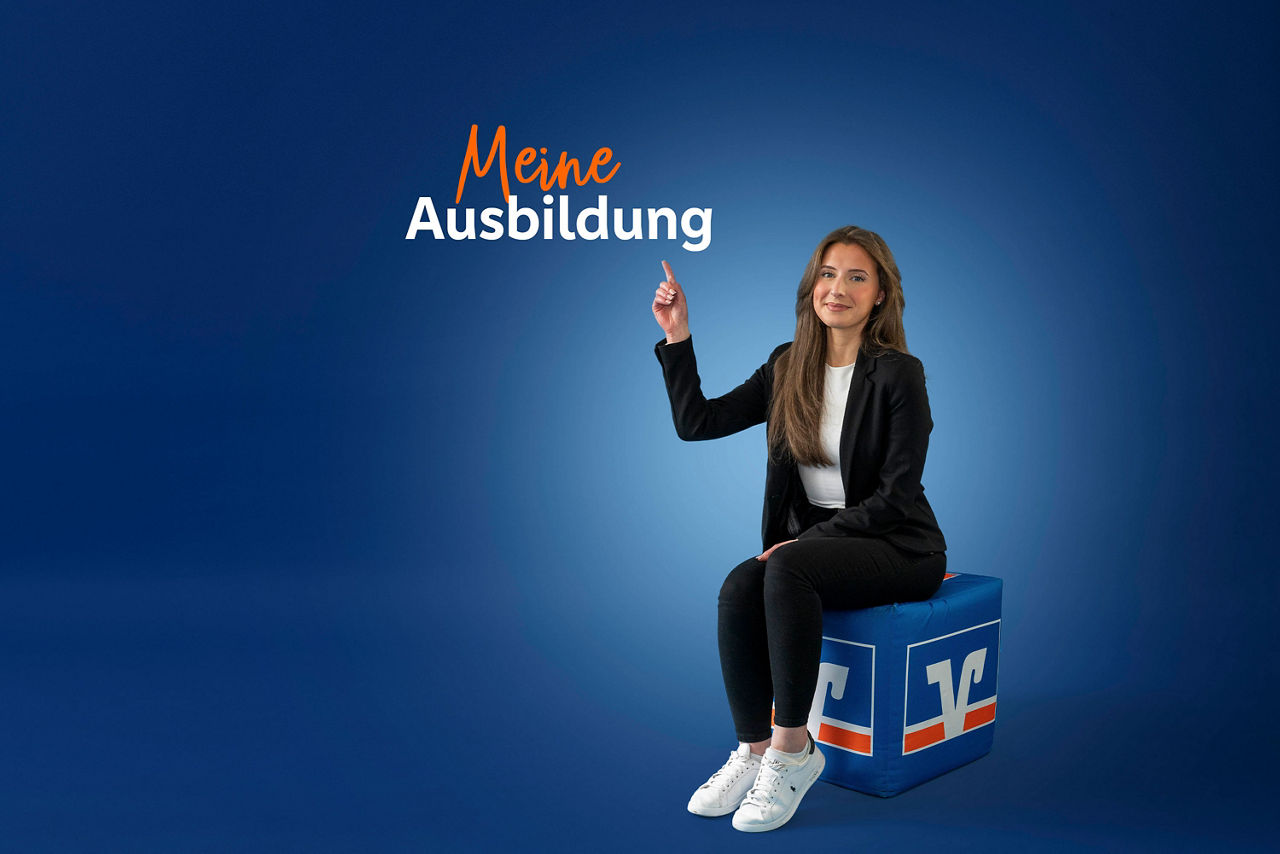 Junge Frau zeigt mit dem Finger auf den Schriftzug "Meine Ausbildung"