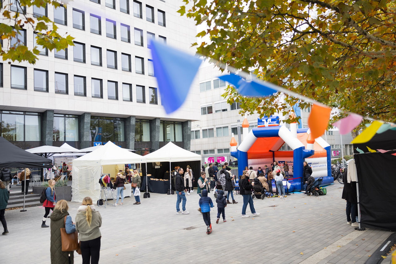 Viele Menschen schlendern über den Kreativmarkt vor dem Regionalzentrum Bielefeld am Kesselbrink.