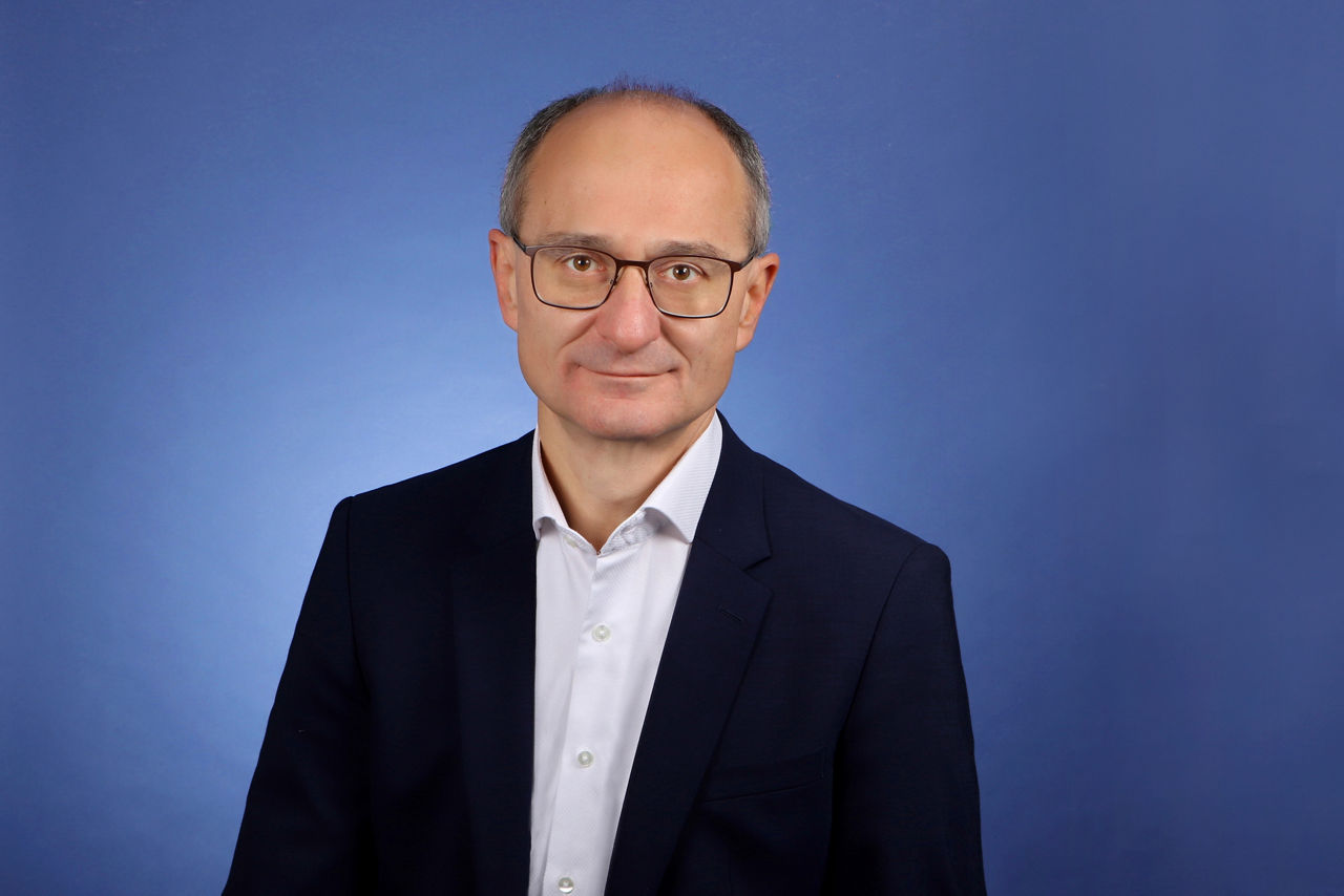 Mann vor Bankgebäude