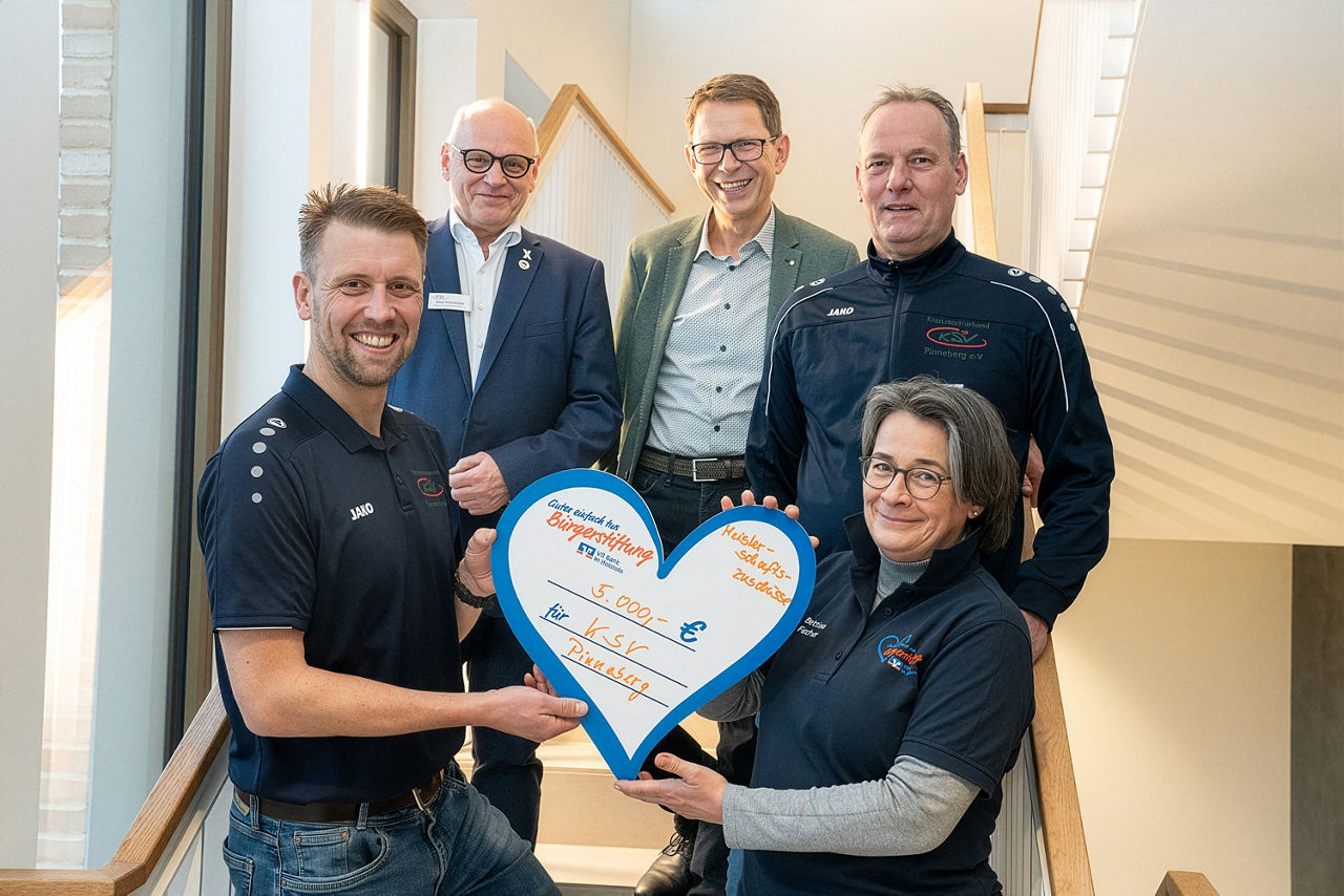 Übergabe des Spendenherzes an den KSV Pinneberg