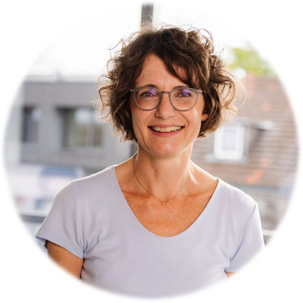 Frau im Casual Business Outfit