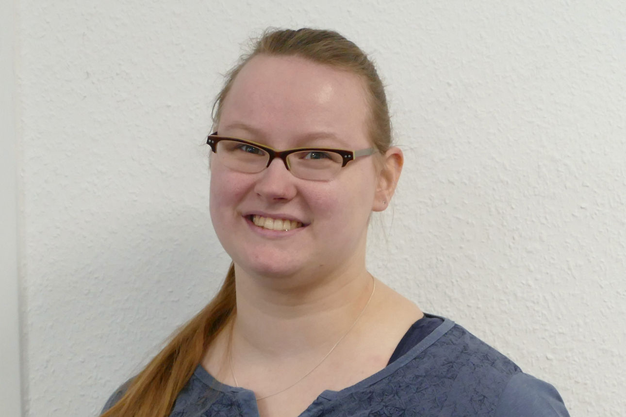 Eine Frau lächelt in die Kamera