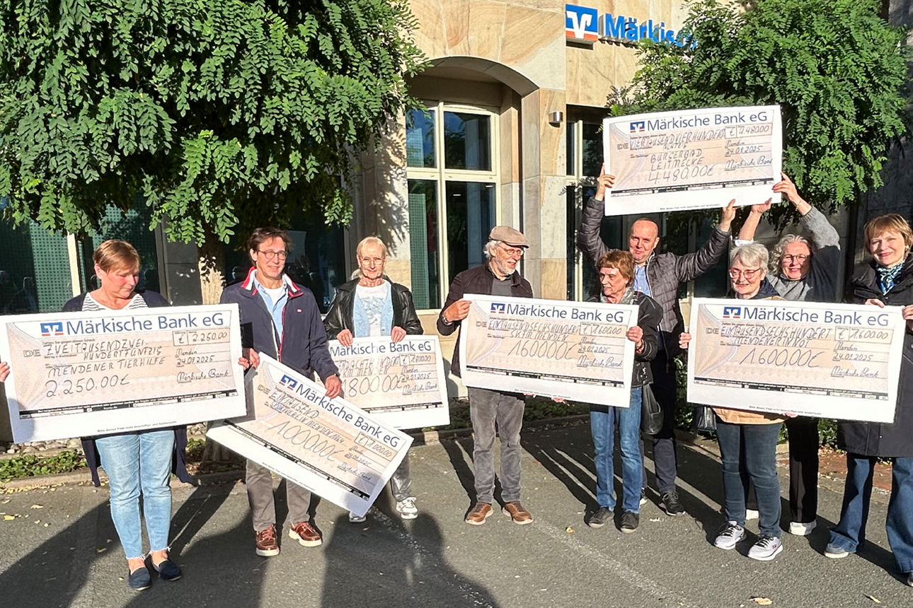 Gewinner des Mitgliedervoting halten ihre Gewinne hoch und freuen sich