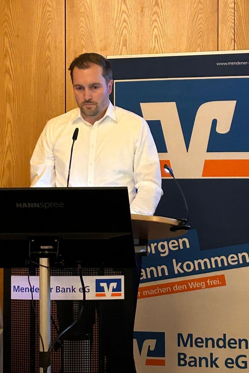 Vorstandsmitglied Kai Sebastian Dünnebacke stellte den Anwesenden die Wirtschaftspolitik allgemein und im hiesigen Raum vor.