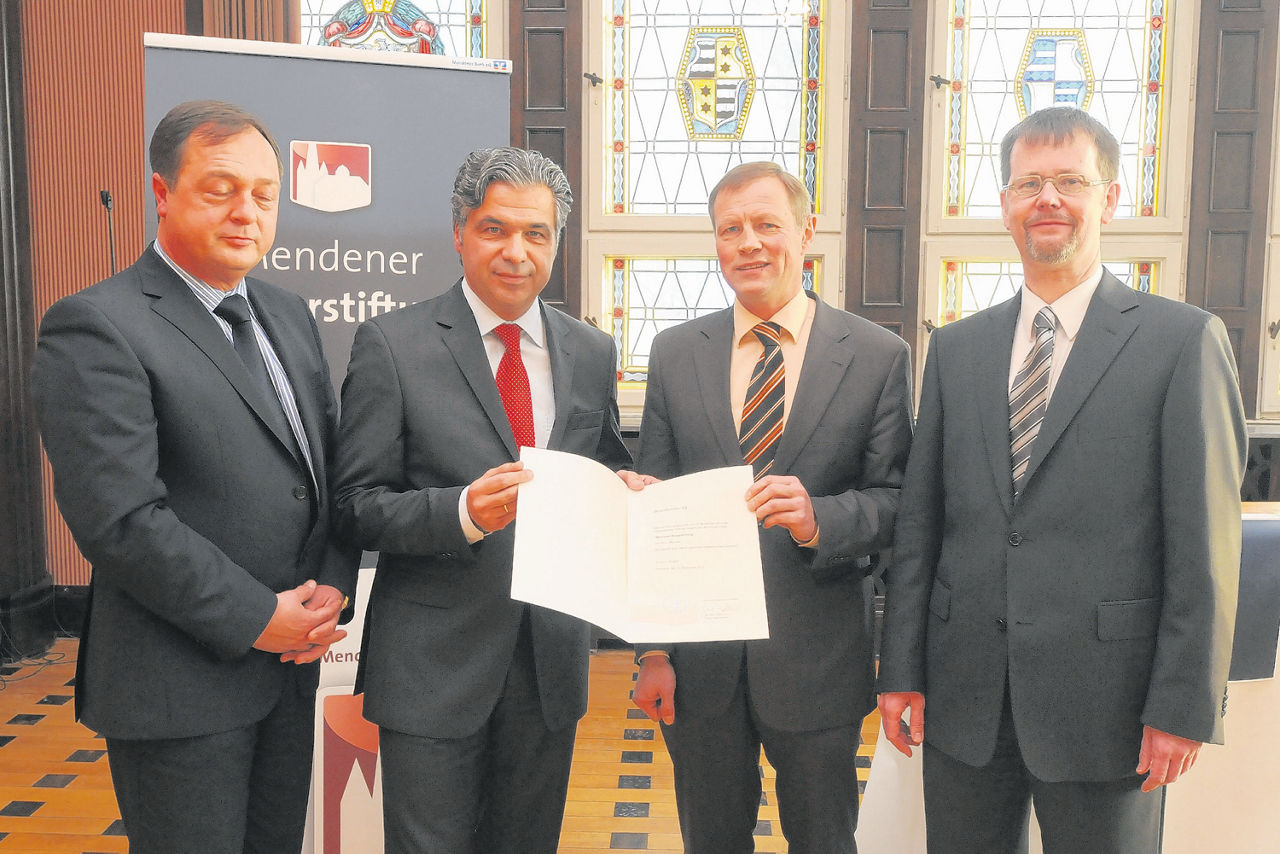 Gruppenfoto im Rahmen der Übergabe der Stiftungsurkunde zur Gründung der „Mendener Bürgerstiftung“
