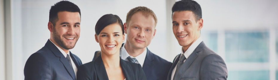drei Männer und ein Mädchen in Gesellschaftskleidung