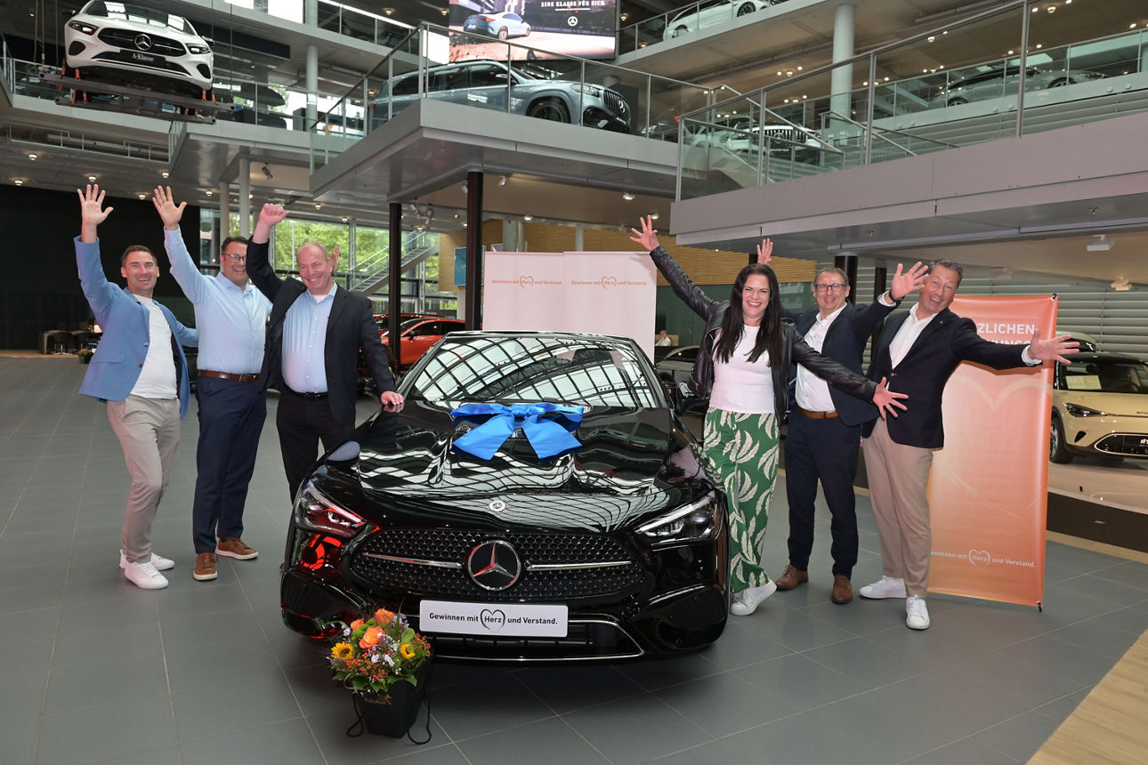 Gewinner freuen sich über einen Mercedes Benz Cabrio