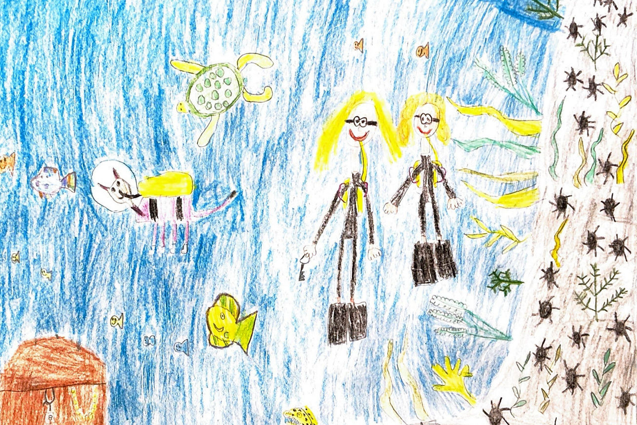Auf einer Zeichnung schwimmen zwei Menschen mit Fischen im Meer