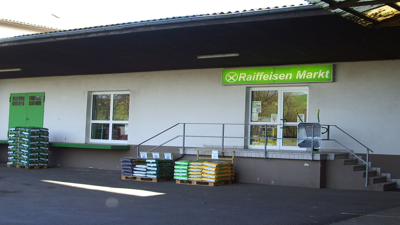 Auf dem Bild ist ein Gebäude mit der Logo-Aufschrift Raiffeisen zu sehen.