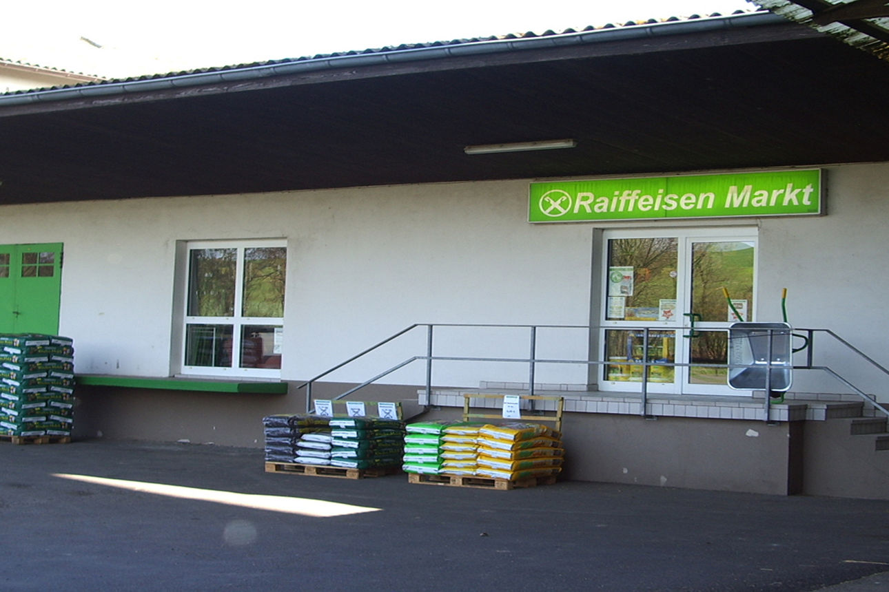Auf dem Bild ist ein Gebäude mit der Logo-Aufschrift Raiffeisen zu sehen.