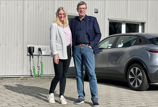 Janina Metterhausen mit ihrem Vater im familieneigenen Betrieb in Vögelsen