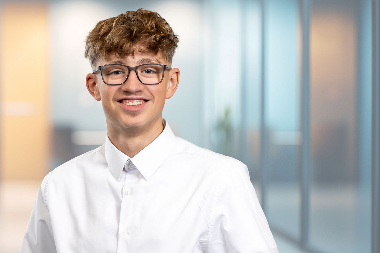 Julian-Oliver Meyer, Auszubildender bei der Volksbank Bochum Witten eG lächelt in die Kamera