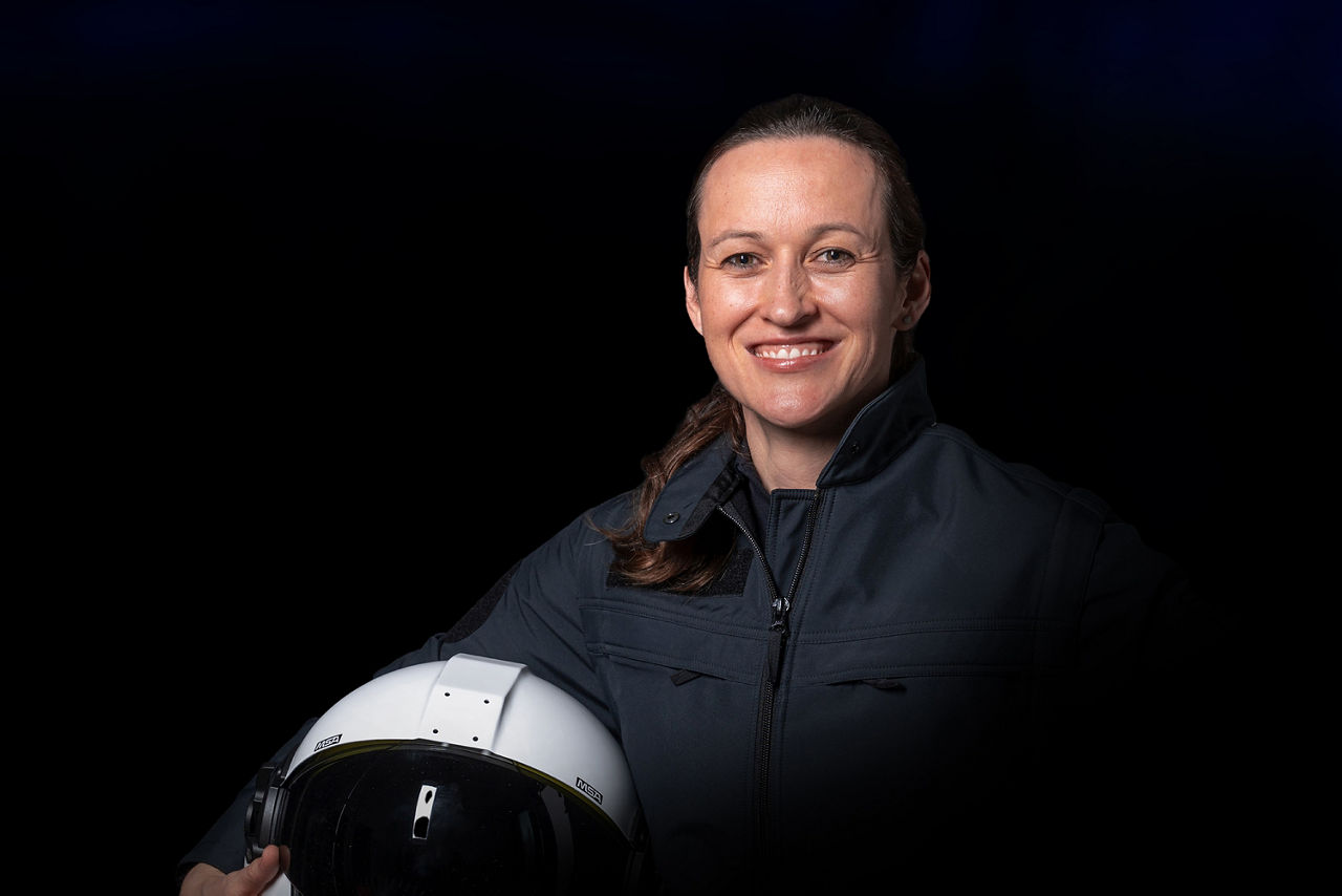 Nicola Winter vor einem schwarzen Hintergrund