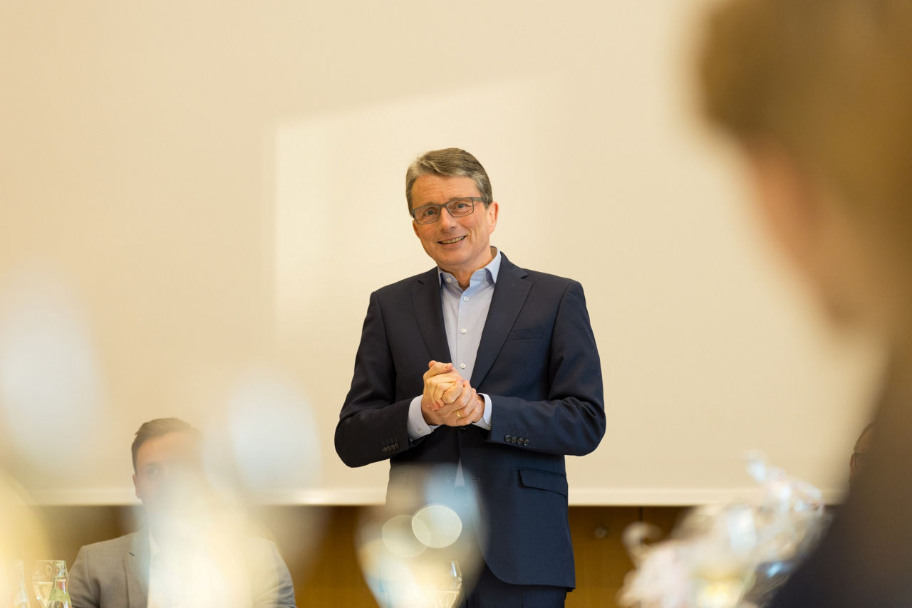 Michael Deitert, Co-Vorstandsvorsitzender, gratuliert den Absolventinnen und Absolventen persönlich.