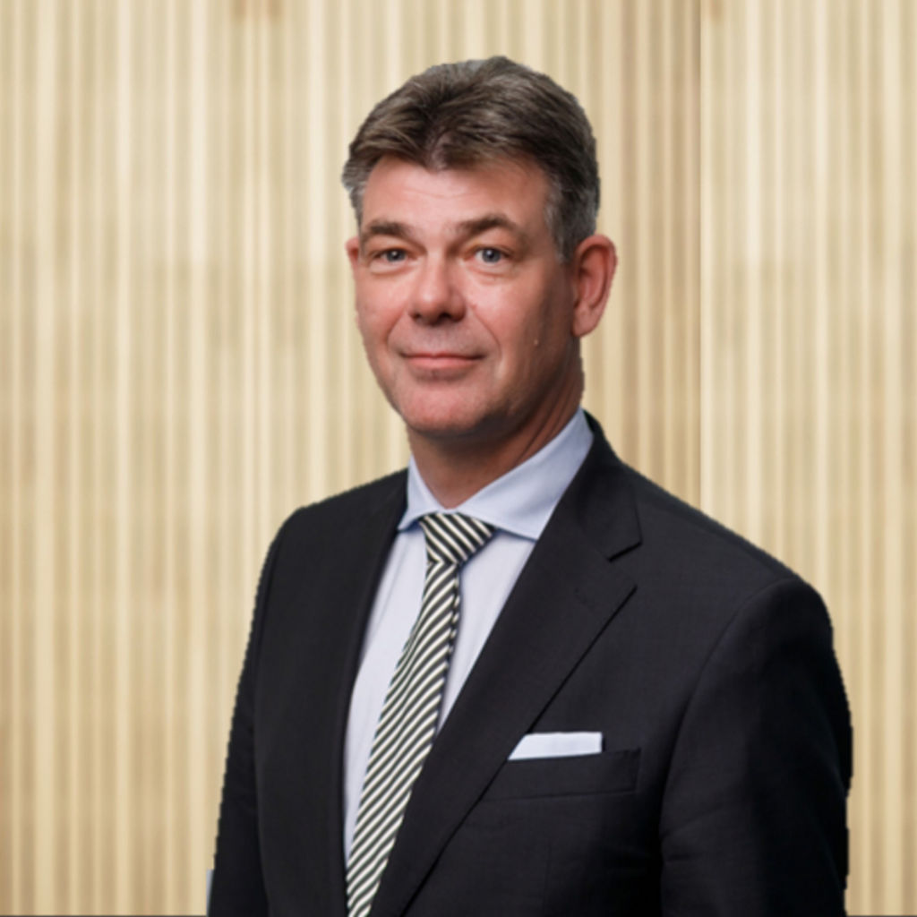 Michael Wenzel vor einer Holzwand