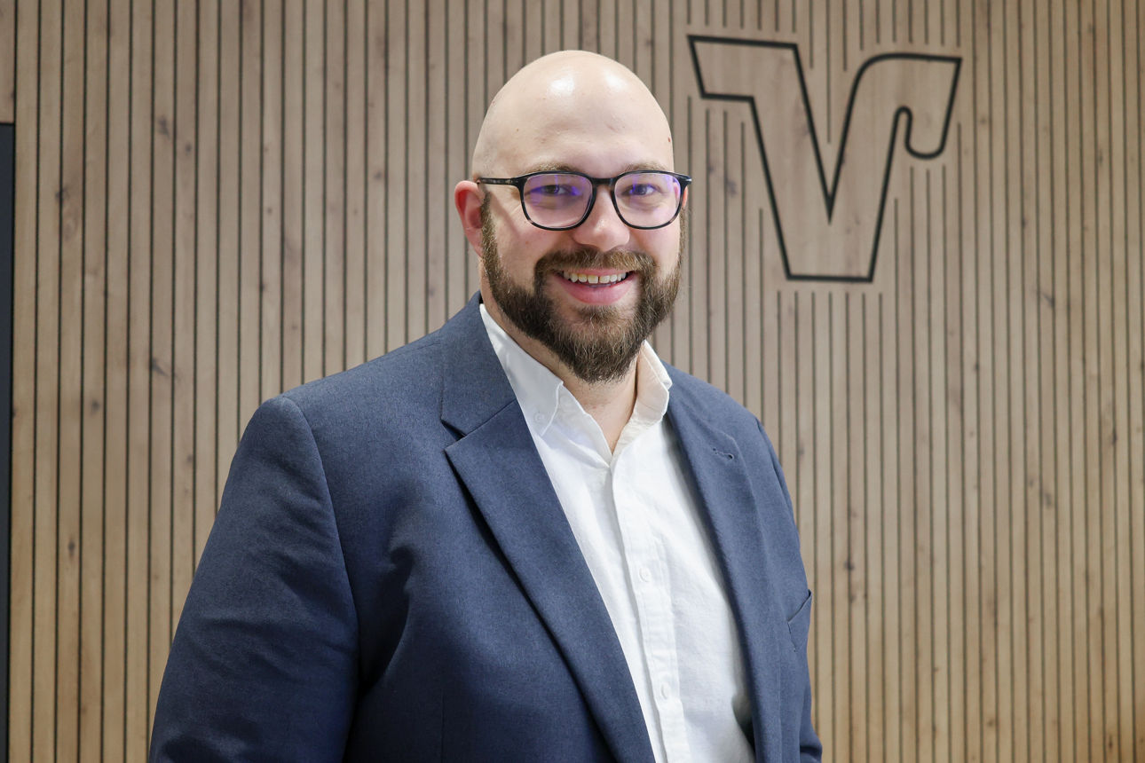 Betriebsratsvorsitzender Michael Grosch lächelt