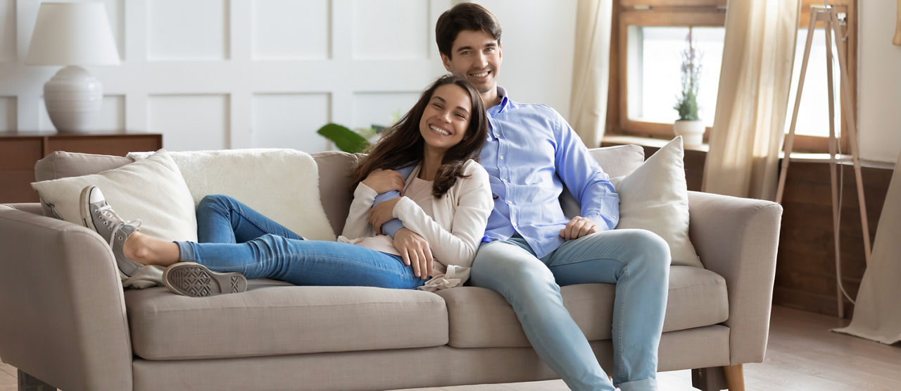 Paar auf Sofa in Wohnung