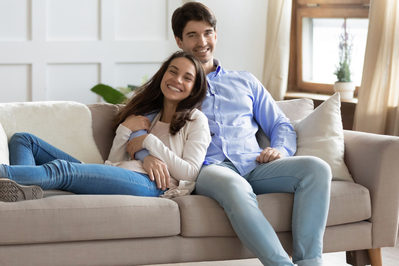 Paar auf Sofa in Wohnung
