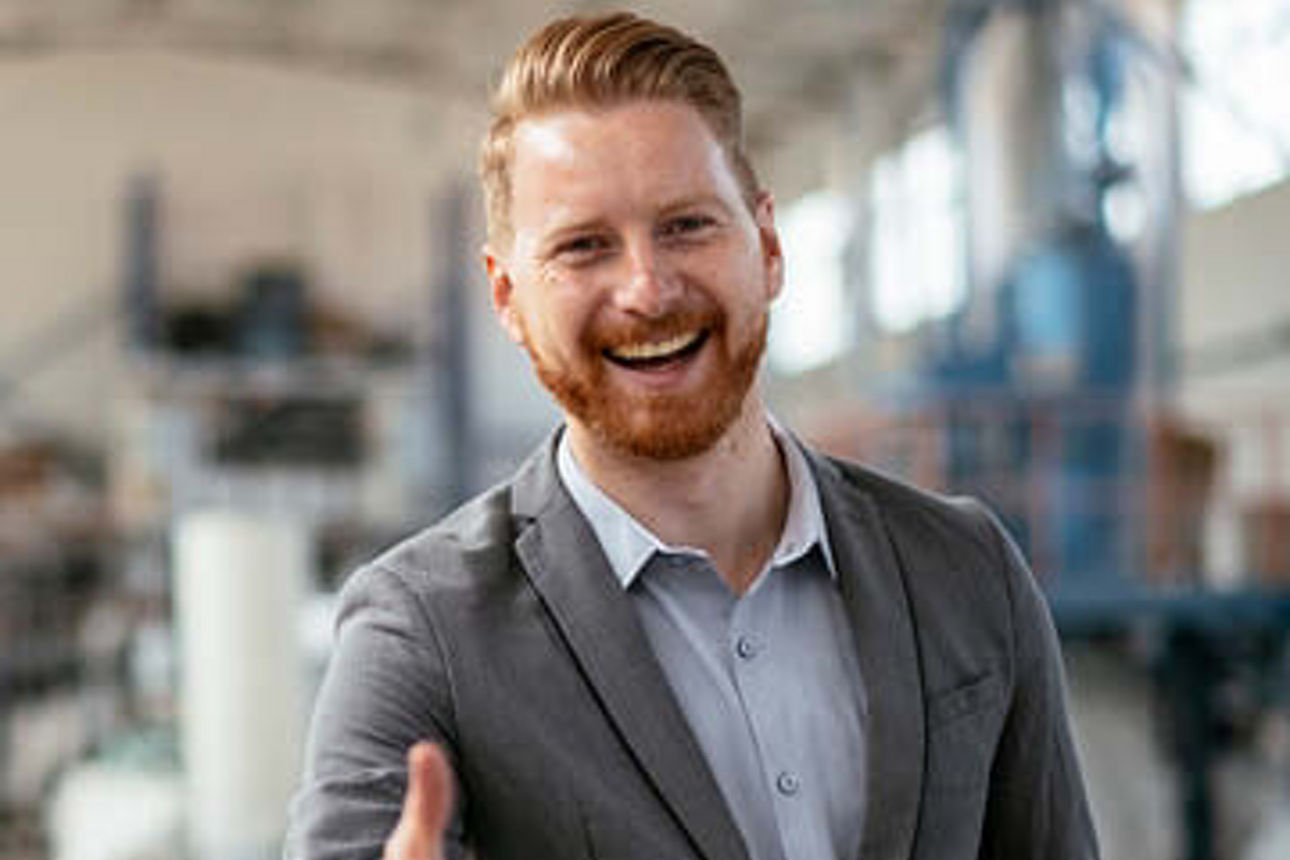 Ein Mann im Anzug hält ein Tablet in der Hand