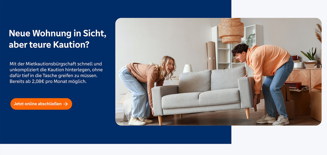 ein junges Paar stellt ein Sofa in die neue Wohnung