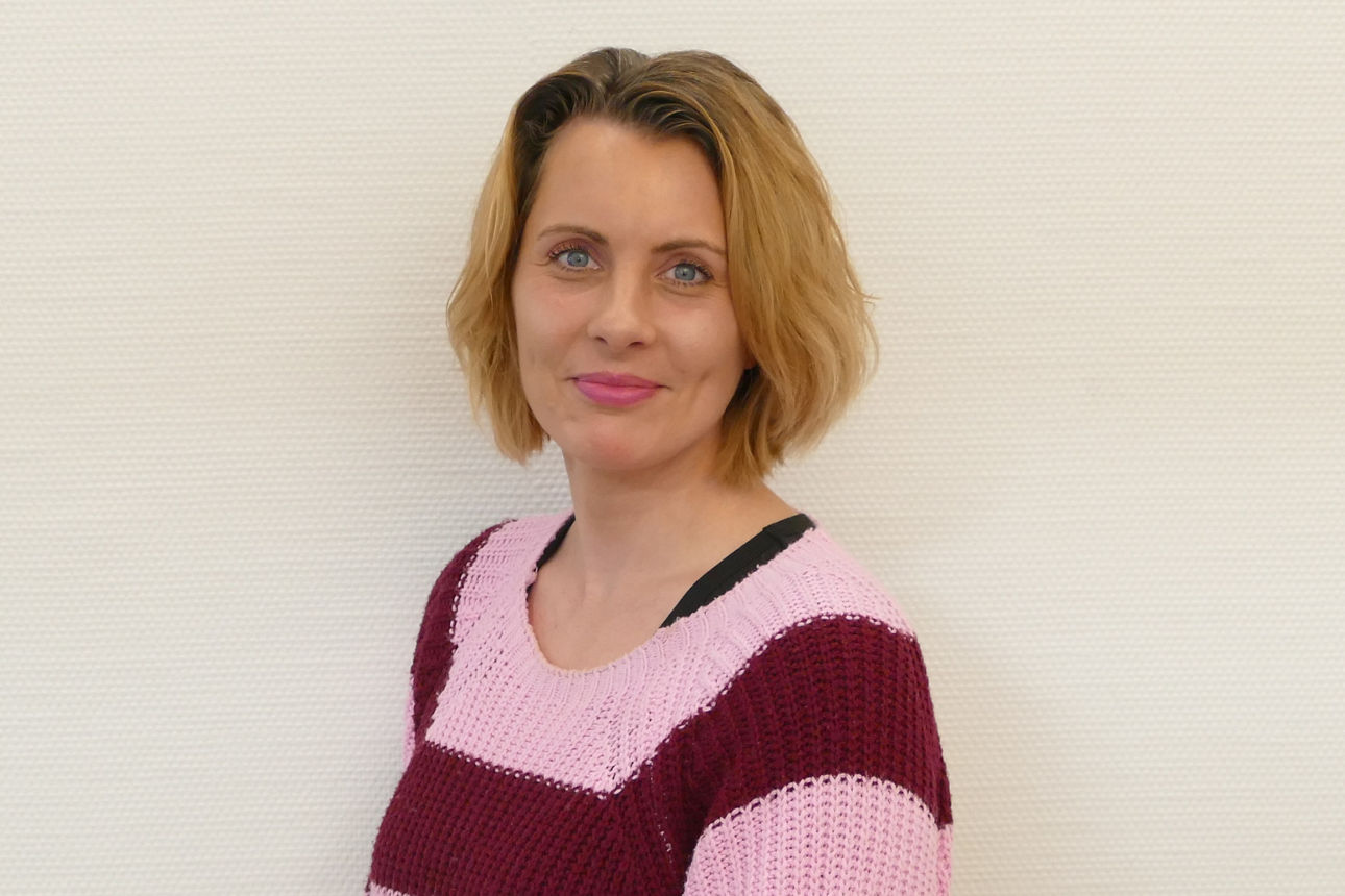 Eine Frau lächelt in die Kamera